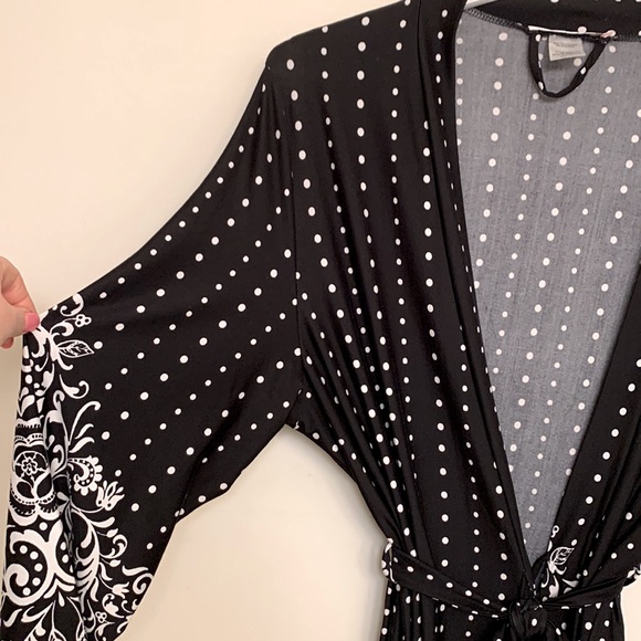 Black and White Robe - Picture 5 of 10